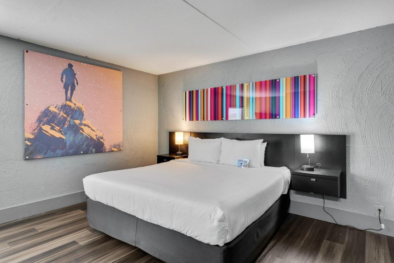 Clarendon #214 Hotel *